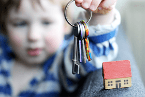 Продажа квартиры с несовершеннолетними детьми, как продать квартиру, если прописан или собственник несовершеннолетний ребенок